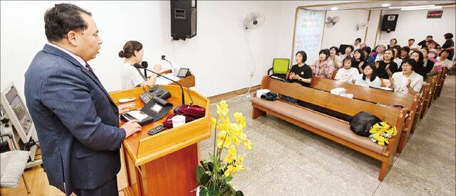 황시원(왼쪽) 정다운교회 목사가 6일 인천 서해구 교회에서 이곳을 찾은 마가의다락방교회 성도들과 함께 주일예배를 드리고 있다. 인천=신석현 포토그래퍼