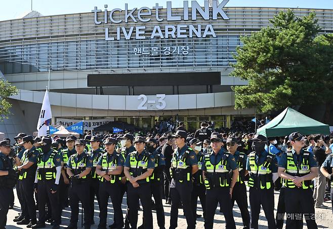8일 오전 서울 송파구 올림픽공원 핸드볼경기장 입구에서 경찰들이 시위를 차단하고 있다. 이날 경찰은 오전 9시부터 2-3게이트 입구에 천막과 현수막을 철거한 뒤 6·3 지방선거 잠실 개표소 봉쇄 시위 95일 만에 진입에 성공했다. 임세준 기자