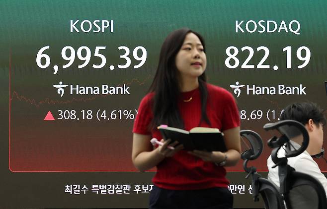 7일 서울 중구 하나은행 딜링룸 현황판에 코스피와 코스닥, 원/달러 환율 등이 표시되고 있다. 연합뉴스