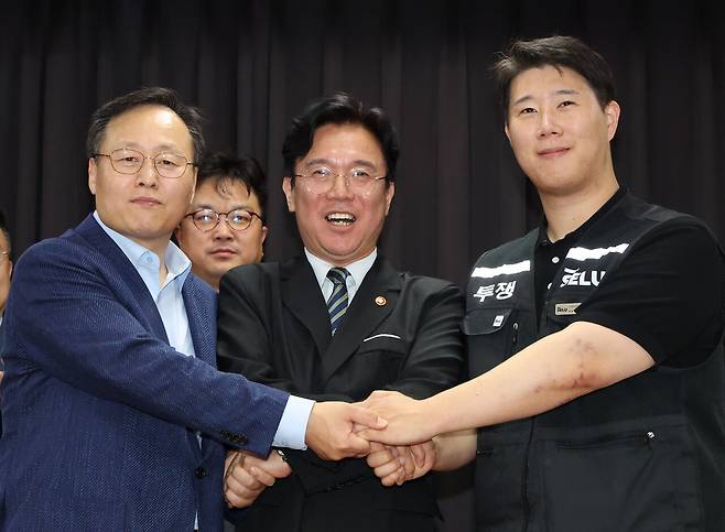 5월20일 삼성전자 노사가 김영훈 고용노동부 장관(가운데) 중재로 잠정 합의안에 서명했다. ⓒ공동취재