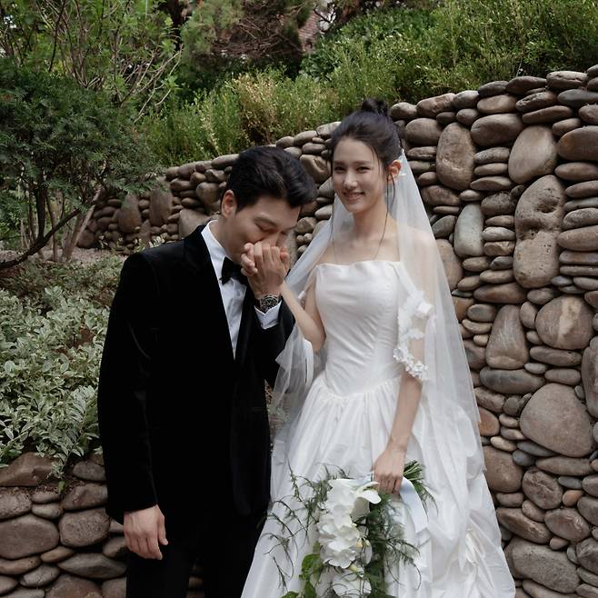 양지원, 임신 겹경사 속 결혼식 이후..♥양준모와 행복한 웨딩화보
