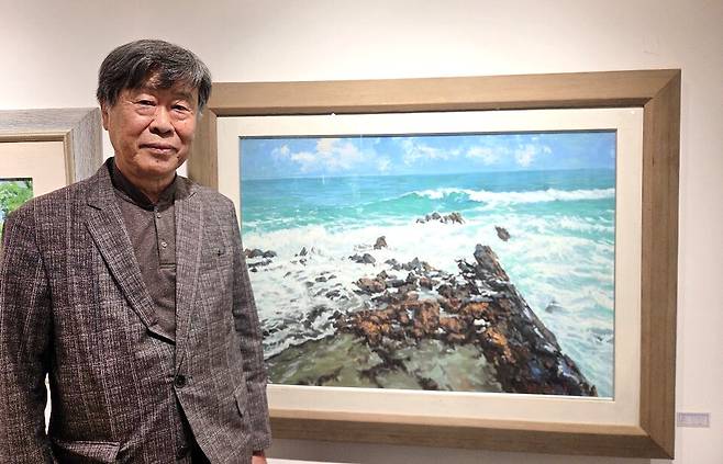 지난 8일 열린 개인전에서 서해창 작가. /장선 기자 now482@incheonilbo.com