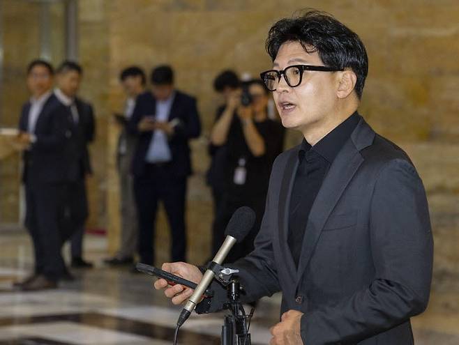 한동훈 무소속 의원이 지난 8일 국회 본회의를 향하다 취재진과 만나 김승원 법무부 장관 후보자의 '신약 청탁 의혹'과 관련한 입장을 밝히고 있다. (사진=연합뉴스)