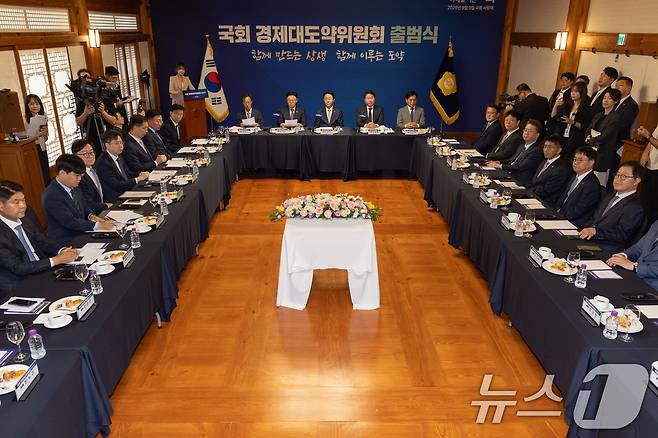 9일 서울 여의도 국회 사랑재에서 열린 ‘국회 경제대도약위원회 출범식’에서 조정식 국회의장과 최태원 대한상공회의소 회장 등 참석자들이 자리해 있다. (공동취재) 2026.9.9 ⓒ 뉴스1 이호윤 기자
