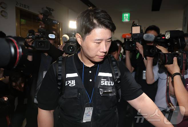 최승호 삼성그룹 초기업노동조합 삼성전자지부 위원장이 총파업 예고시점을 하루 앞둔 20일 정부세종청사 중앙노동위원회에서 노사협상 결렬에 따른 총파업 강행 입장을 밝힌 뒤 협상장을 떠나고 있다. (공동취재) 2026.5.20 ⓒ 뉴스1 김기남 기자
