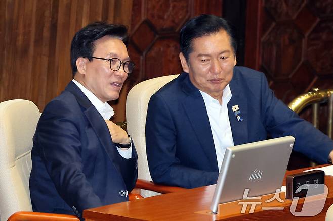 더불어민주당 김민석 대표와 정청래 의원이 26일 오후 서울 여의도 국회에서 열린 제438회국회(임시회) 제2차 본회의에서 대화를 나누고 있다. 2026.8.26 ⓒ 뉴스1 황기선 기자