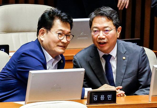 김승원 법무부 장관 후보자와 송영길 더불어민주당 의원이 1일 서울 여의도 국회에서 열린 제439회 국회(정기회) 개회식에서 대화하고 있다. 뉴시스