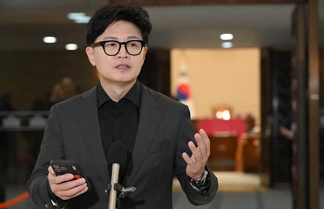 한동훈 무소속 의원이 8일 국회 본회의장 앞에서 김승원 법무장관 후보자 관련 브리핑을 하고 있다. 서재훈 기자