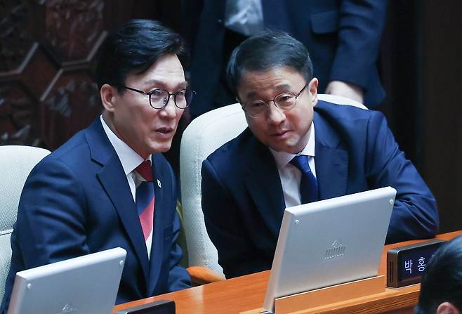 더불어민주당 김민석 대표(왼쪽)와 한병도 우너내대표가 8일 국회 본회장에서 대화를 나누고 있다. 임현동 기자