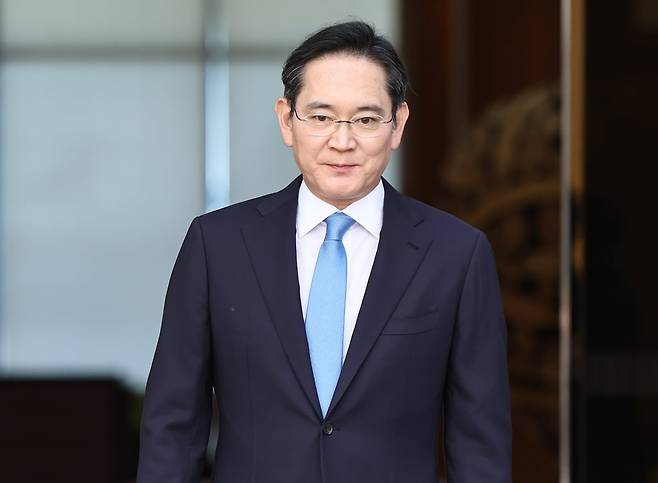 이재용 삼성전자 회장이 16일 서울 강서구 서울김포비즈니스항공센터로 귀국하고 있다. 뉴스1