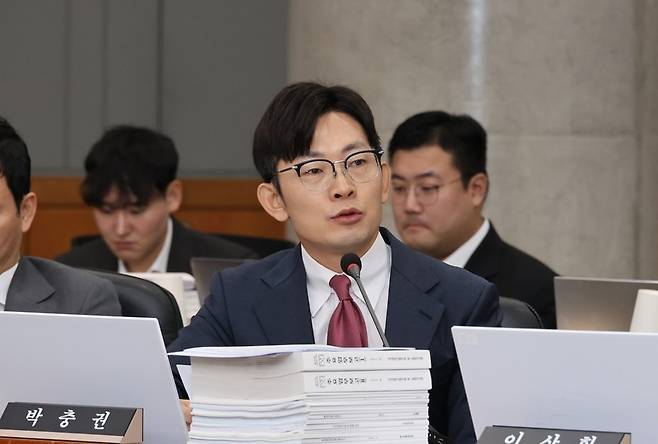 지난 2025년 10월 24일 대전 한국전자통신연구원(ETRI)에서 열린 과학기술정보방송통신위원회 국정감사에서 국민의힘 박충권 의원이 질의하고 있다. / 사진 = 연합뉴스