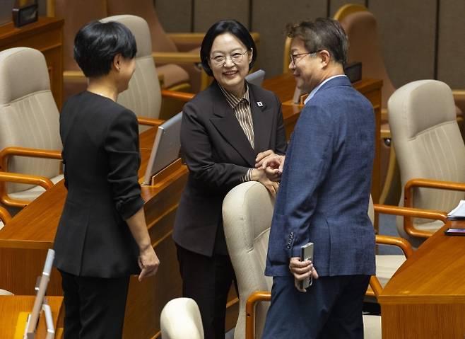 본회의장에서 대화하는 한성숙 국무총리 - 한성숙(가운데) 국무총리가 9일 국회 본회의장에서 대정부 질문에 앞서 염태영(오른쪽) 더불어민주당 의원과 대화하고 있다.