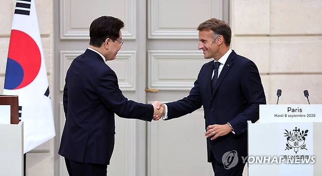 손잡은 한-프랑스 정상 (파리=연합뉴스) 김도훈 기자 = 이재명 대통령과 에마뉘엘 마크롱 프랑스 대통령이 8일(현지시간) 파리 엘리제궁에서 공동언론발표 후 인사하고 있다. 2026.9.9 superdoo82@yna.co.kr