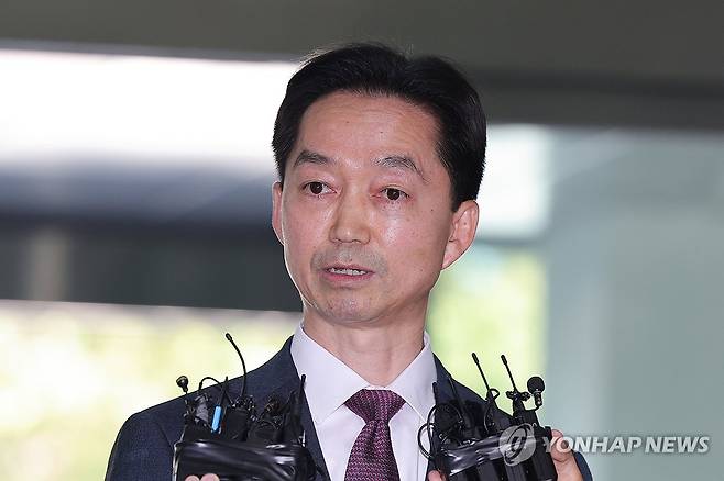 중수청장 지명 소감 밝히는 김지용 후보자 (서울=연합뉴스) 서대연 기자 = 중대범죄수사청장 후보로 지명된 김지용 변호사가 8일 서울 종로구 정부서울청사 창성동 별관에 마련된 인사청문회 준비 사무실로 출근하며 취재진에 소감을 밝히고 있다. 2026.9.8 dwise@yna.co.kr