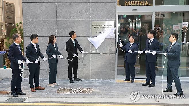 이태한 선관위 특검 현판식 (서울=연합뉴스) 서대연 기자 = 6·3 지방선거 투표용지 부족 사태 등을 규명할 이태한 선거관리위원회 특별검사와 특검보들이 7일 서울 서초구에 마련된 특검 사무실 앞에서 현판 제막을 하고 있다. 2026.9.7 dwise@yna.co.kr