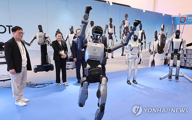 월드 스마트시티 엑스포 부산서 개막 (부산=연합뉴스) 강선배 기자 = 9일 부산 해운대구 벡스코 제1전시장에서 열린 '2026 월드 스마트시티 엑스포' 덕산JM로보틱스 부스에서 산업용 휴머노이드 로봇이 춤을 추고 있다.
11일까지 열리는 이번 행사에는 277개 사가 참여해 AI, 교통·모빌리티, 주거, 에너지·환경, 방범·방재 등 스마트시티 관련 기술과 서비스를 선보인다. 2026.9.9 sbkang@yna.co.kr