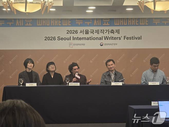 10일 한국문학번역원이 서울 중구 프레스센터에서 서울국제작가축제 개최를 앞두고 기자간담회를 열고 국내외 작가 24명이 참여하는 이번 행사의 청사진을 공개했다. ⓒ 뉴스1 김정한 기자