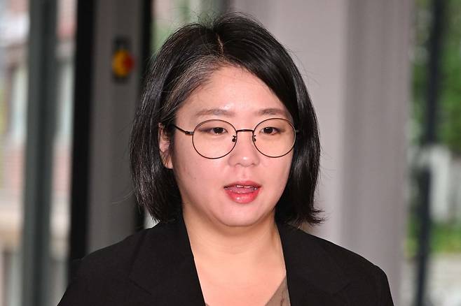 용혜인 성평등가족부 장관 후보자가 9일 서울 서대문구 한국청소년활동진흥원에 마련된 인사청문회 준비사무실로 출근하고 있다. 용 후보자는 10일엔 출근하지 않고 자택에서 자료를 검토할 예정이다. 뉴시스