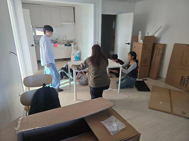 대학생 봉사단이 5일 가구를 설치하고 있다. 종로구 제공