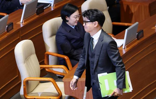 무소속 한동훈 의원이 한성숙 국무총리 옆으로 지나가고 있다. 연합뉴스