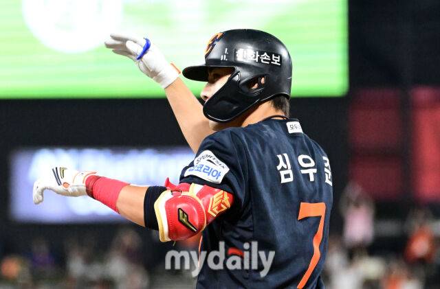 2026년 5월 15일 오후 경기도 수원KT위즈파크에서 열린 '2026 신한 SOL KBO리그' 한화 이글스와 KT 위즈의 경기. 한화 심우준이 5회초 2사 2루서 1타점 적시타를 친 뒤 기뻐하고 있다./마이데일리