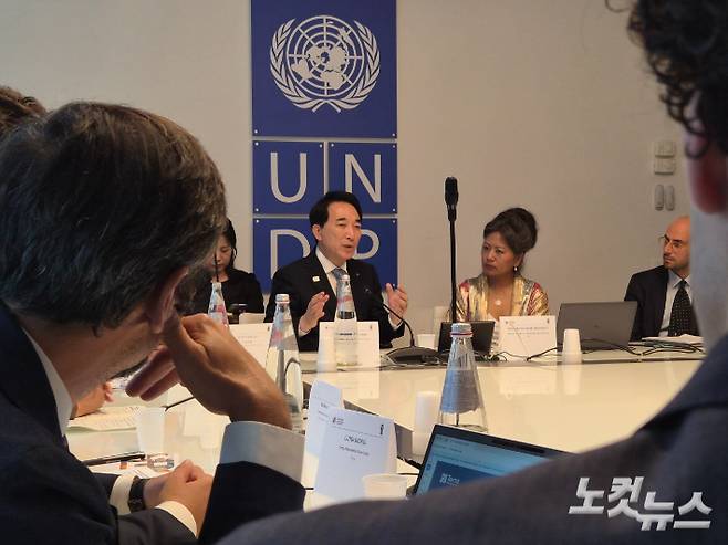지난달 27일(현지 시각) 이탈리아 로마 유엔개발계획(UNDP) 사무소를 방문한 박수현 충남지사가 충남의 'AI 기본사회'에 대해 설명하고 있다. 김정남 기자