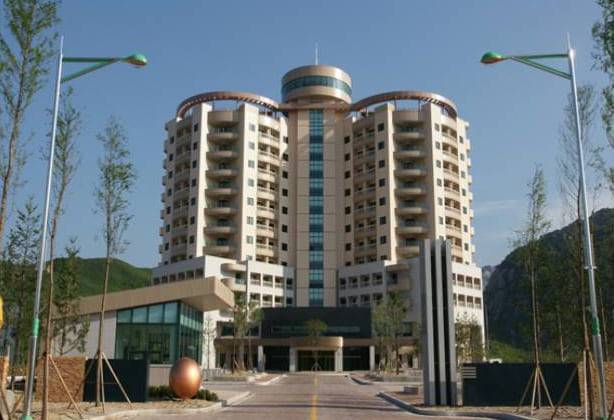 금강산관광지구의 남측 시설인 이산가족면회소. 정부 소유, 현대아산 운영으로 2008년 7월 완공됐으며 지하 1층~지상 12층으로 구성, 객실 206실, 연회장 등 부대시설을 갖췄다. 통일부 제공