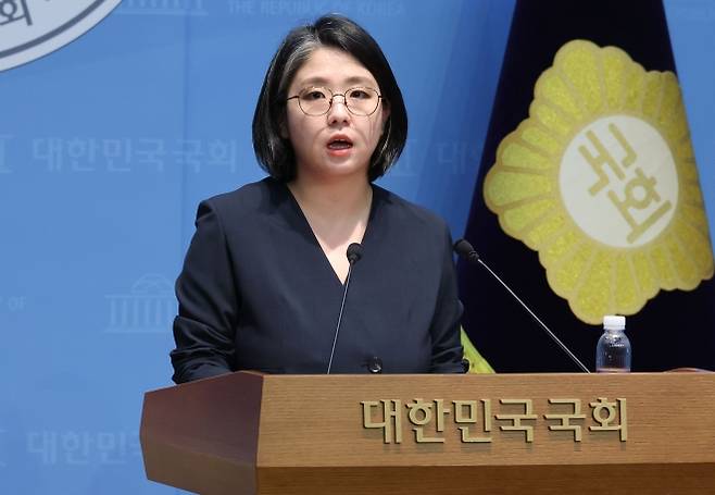 용혜인 성평등가족부 장관 후보자가 10일 국회 소통관에서 입장 발표 기자회견을 하고 있다. 연합뉴스