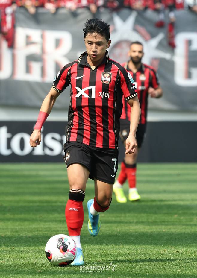 하나은행 K리그1 2026 FC서울 대 전북현대 경기가 11일 서울월드컵경기장에서 열렸다. FC서울 정승원이 중앙 돌파를 하고 있다. /사진=김진경 kim.jinkyung@
