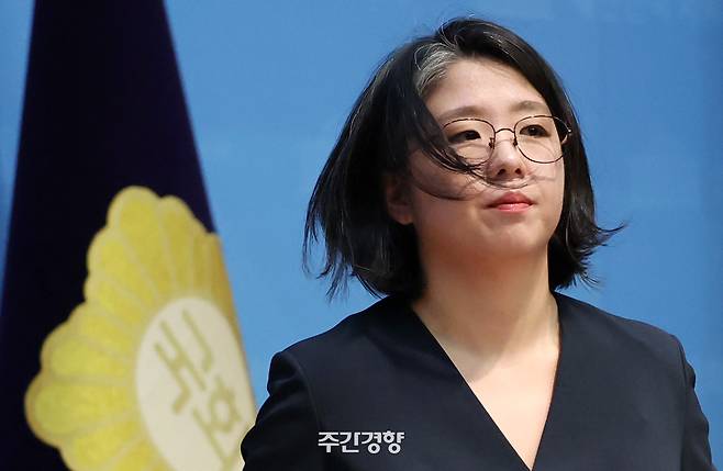 용혜인 성평등가족부 장관후보자가 10일 국회 소통관에서 기자회견을 마친 뒤 퇴장하고 있다. 박민규 선임기자