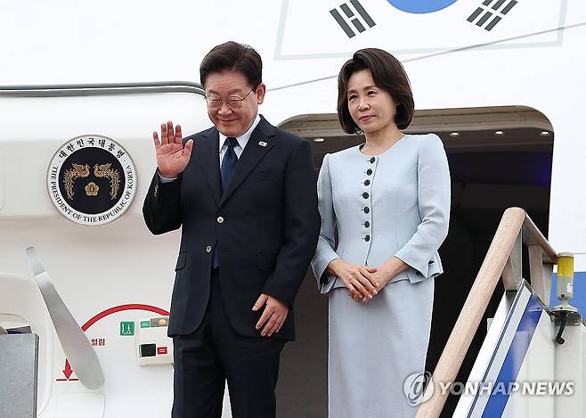 이재명 대통령 부부, 귀국 (성남=연합뉴스) 김도훈 기자 = 프랑스 국빈 방문 일정을 마치고 귀국한 이재명 대통령과 김혜경 여사가 10일 성남 서울공항 공군 1호기에서 환영객들을 향해 인사하고 있다. 2026.9.10 superdoo82@yna.co.kr