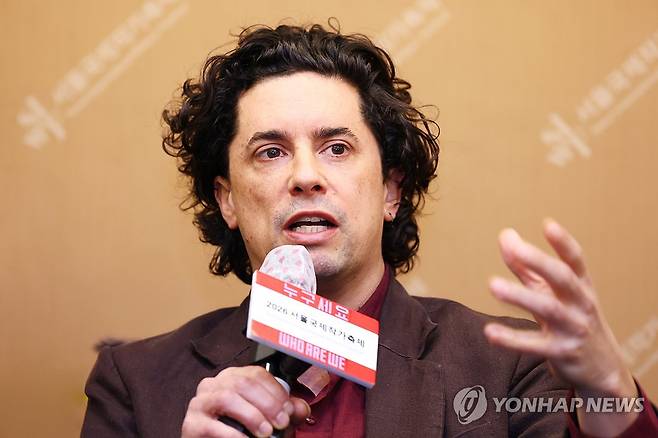 '서울국제작가축제' 참여하는 벵하민 라바투트 (서울=연합뉴스) 진연수 기자 = 소설가 벵하민 라바투트가 10일 서울 중구 프레스센터에서 열린 2026 서울국제작가축제 기자간담회에서 질문에 답하고 있다. 2026.9.10 jin90@yna.co.kr