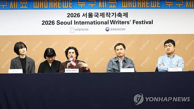 2026 서울국제 작가축제 기자간담회 (서울=연합뉴스) 진연수 기자 = 10일 서울 중구 프레스센터에서 열린 2026 서울국제작가축제 기자간담회에서 참석자들이 질의응답을 하고 있다. 왼쪽부터 소설가 김애란, 벵하민 라바투트, 김연수, 시인 서효인. 2026.9.10 jin90@yna.co.kr