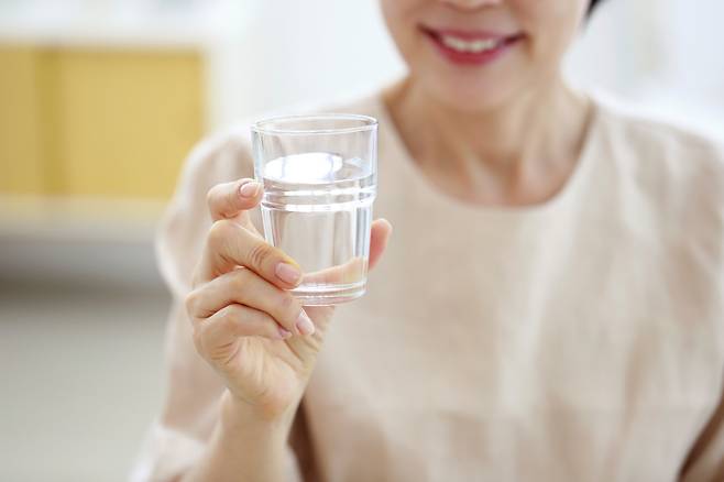 아침에 일어나면 미지근한 물을 마신 후 잠시 스트레칭을 하는 게 좋다. 사진=클립아트코리아