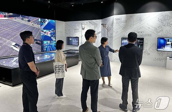 지난 10일 경기 안양시 스마트도시통합센터를 방문한 서울 금천구 방문단이 혁신행정과 인공지능(AI) 기반 스마트 행정 우수사례를 소개받았다.(안양시 제공. 재판매 및 DB금지)