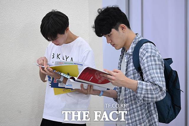 11일 <더팩트>가 서울 주요 대학 29곳을 조사한 결과 일부 대학의 학생부교과전형과 학생부종합전형은 단순 학교생활기록부(학생부) 교과 성적이나 서류 평가만 진행됐다. 면접이나 논술, 실기 등 추가 평가 절차가 없는 것이다. 그럼에도 최대 7만~9만5000원의 전형료가 책정된 것으로 파악됐다. /송호영 기자