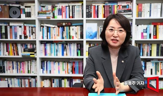 이주희 더불어민주당 의원이 아시아경제와 인터뷰를 하고 있다. 윤동주 기자