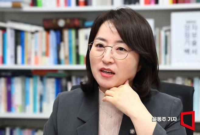 이주희 더불어민주당 의원이 아시아경제와 인터뷰를 하고 있다. 윤동주 기자