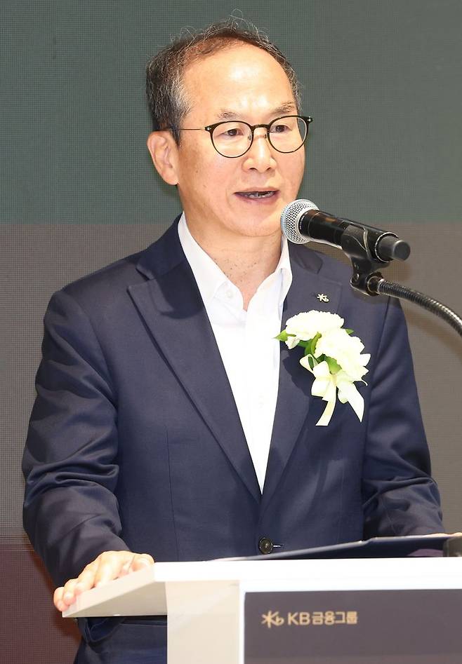 양종희 KB금융그룹 회장이 지난 7월 8일 전북 전주시 KB금융타운에서 열린 개소식에서 환영사를 하고 있다. 뉴스1