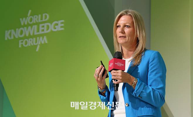 제27회 세계지식포럼에서 로라 홀드워스 부킹닷컴, 아태 매니징디렉터가 ‘글로벌 컨시어지로 진화한 AI: 사람과 장소, 가능성을 연결하다’ 세션에서 강의하고 있다. 이승환기자
