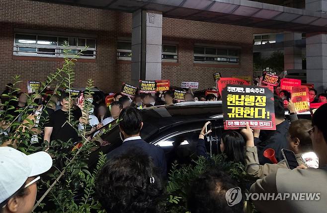 주민들의 항의받는 강서구청장 (서울=연합뉴스) 오진송 기자 = 11일 서울 강서구 염경중학교에서 열린 염창공원 공공주택지구 지정 주민설명회에서 주민들이 진교훈 강서구청장이 탑승한 차량을 향해 손팻말을 들고 있다. 2026.9.11 dindong@yna.co.kr