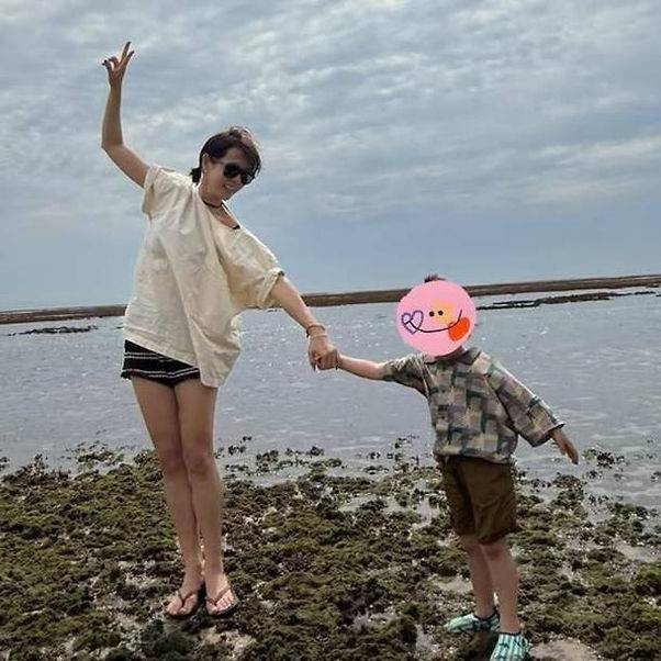 배우 손예진이 아들의 외모를 자랑한 것을 후회한다고 밝혔다. /사진=손예진 SNS 캡처