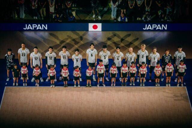 일본 남자배구 대표팀이 12일 일본 기타큐슈시립체육관에서 열린 2026 아시아선수권 4강전을 앞두고 코트에 올랐다./AVC 제공