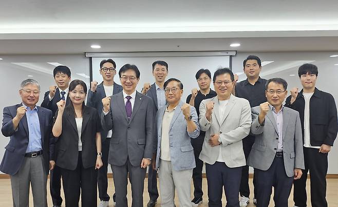 윤재웅(앞줄 왼쪽 세번째) 총장과 삼성전자 평택사업장 주요 사업관리사 대표들이 단체 기념 촬영을 하고 있다. 대구대학교 제공