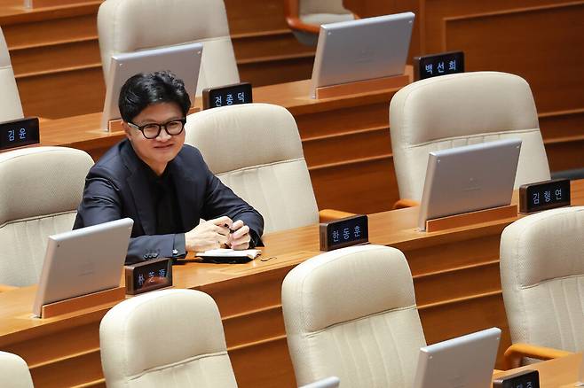 무소속 한동훈 의원이 11일 국회에서 열린 정기국회 제7차 본회의 경제 분야 대정부질문에서 전날 한 의원 기자회견에 총리실 직원이 일반인이라면서 참여한 것과 관련한 한성숙 국무총리 답변을 듣고 있다. ⓒ연합뉴스