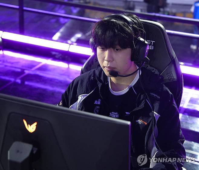 장비 점검하는 '카나비' 서진혁 (서울=연합뉴스) 김주환 기자 = 한화생명e스포츠 '카나비' 서진혁이 12일 서울 송파구 KSPO돔에서 열린 2026 LCK 플레이오프 결승 진출전 시작 전 장비를 점검하고 있다. 2026.9.12 jujuk@yna.co.kr