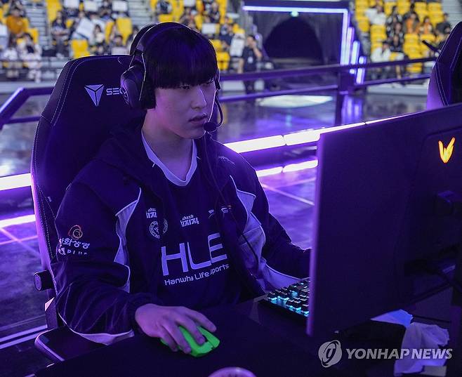 장비 점검하는 '제카' 김건우 (서울=연합뉴스) 김주환 기자 = 한화생명e스포츠 '제카' 김건우가 12일 서울 송파구 KSPO돔에서 열린 2026 LCK 플레이오프 결승 진출전 시작 전 장비를 점검하고 있다. 2026.9.12 jujuk@yna.co.kr