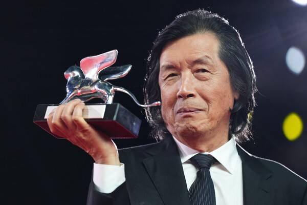 이창동 감독이 12일(현지 시각) 이탈리아 베네치아에서 열린 제83회 베네치아국제영화제 폐막식 포토콜에서 영화 '가능한 사랑'으로 받은 심사위원대상 트로피를 들어 보이고 있다. AP 연합뉴스