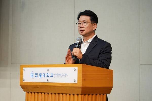 심민석 포스코DX 대표이사가 지난 11일 한동대학교에서 파레시아 특강 시리즈의 일환으로 열린 초청 특강에서 'AI 시대의 디지털 트랜스포메이션'을 주제로 강연하고 있다. 한동대학교 제공