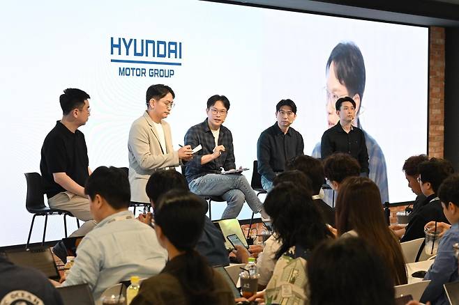 지난 11일 경기 성남시 판교 포티투닷 본사에서 열린 현대차그룹 자율주행 미디어데이. 왼쪽 두번째부터 권정현 AVP본부 자율주행개발센터장, 박민우 AVP본부장 겸 포티투닷 대표. 정성균·이희석 포티투닷 GL. 현대차그룹 제공